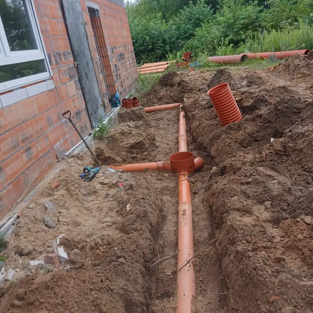 Przyłącza przy fundamentach - prawdziwe zdjęcie z budowy AquaTech